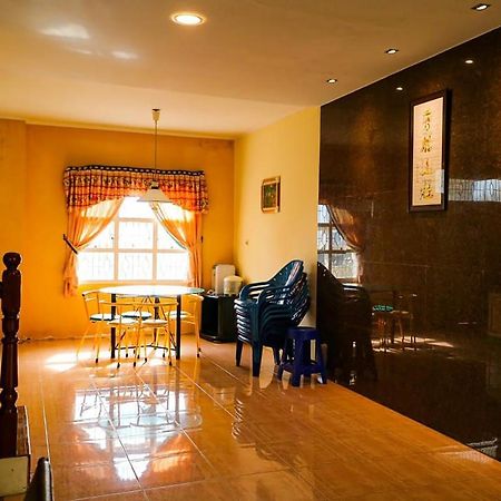 Villa Bukit Indah Brastagi / ブラスタギ エクステリア 写真