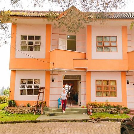 Villa Bukit Indah Brastagi / ブラスタギ エクステリア 写真