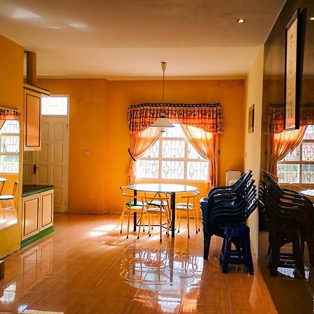 Villa Bukit Indah Brastagi / ブラスタギ エクステリア 写真