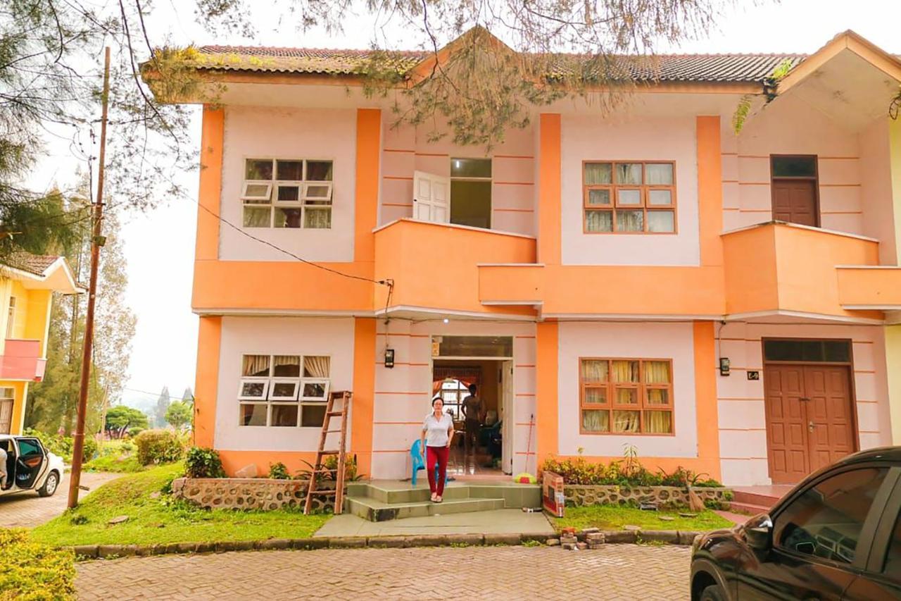 Villa Bukit Indah Brastagi / ブラスタギ エクステリア 写真