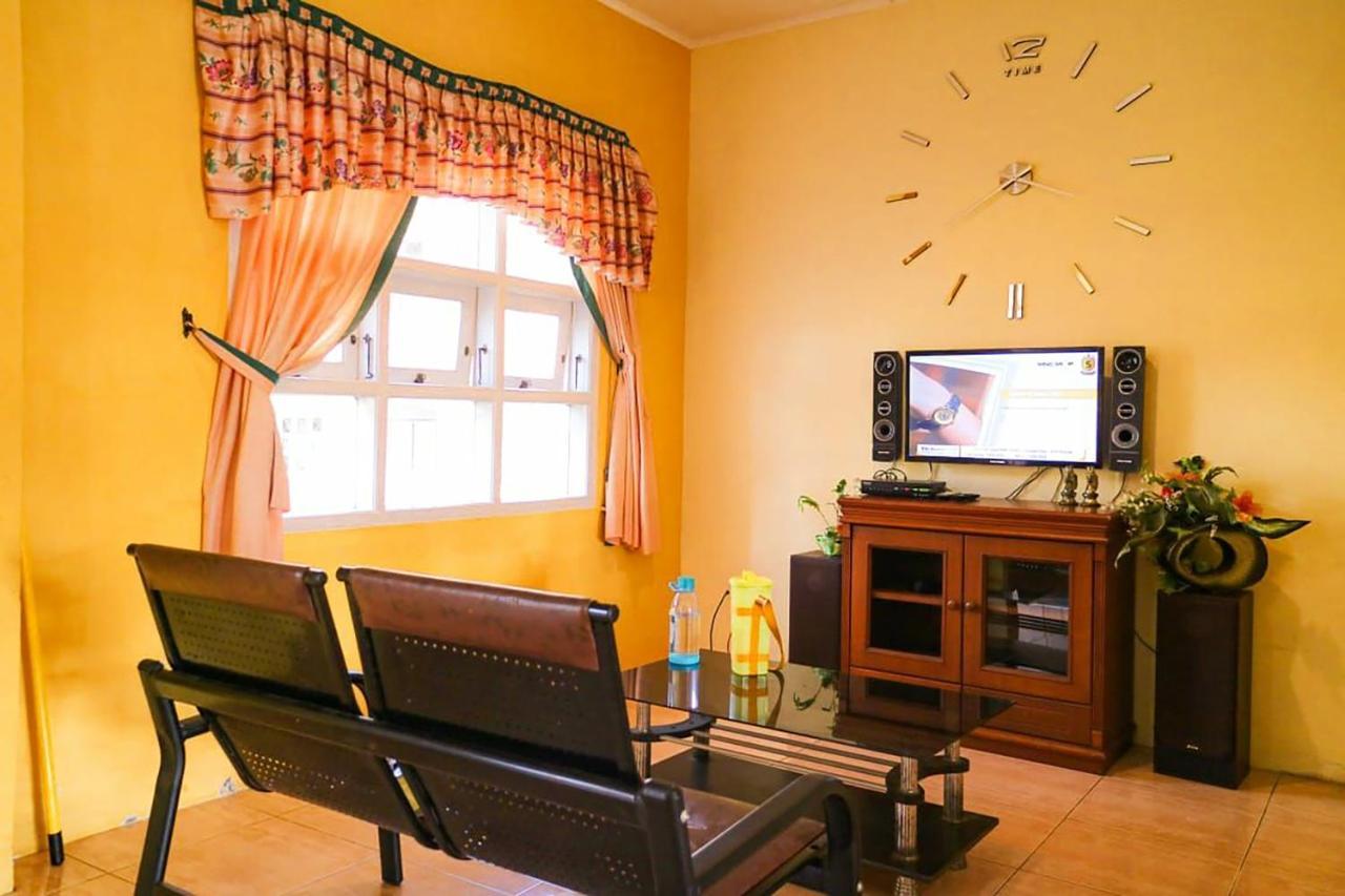 Villa Bukit Indah Brastagi / ブラスタギ エクステリア 写真