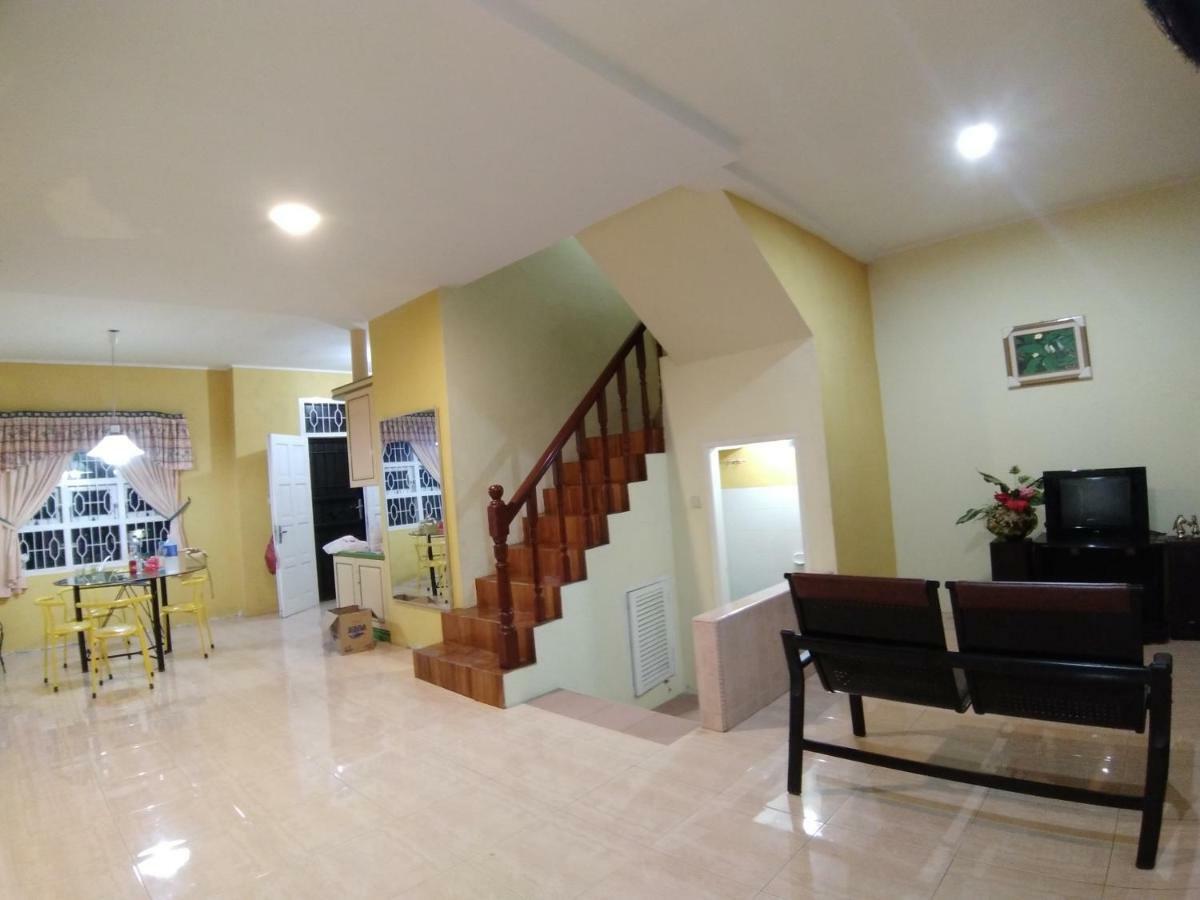 Villa Bukit Indah Brastagi / ブラスタギ エクステリア 写真