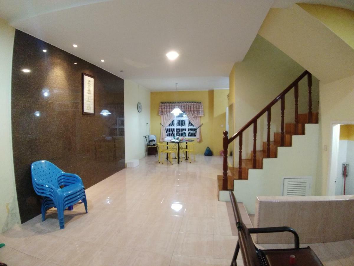 Villa Bukit Indah Brastagi / ブラスタギ エクステリア 写真